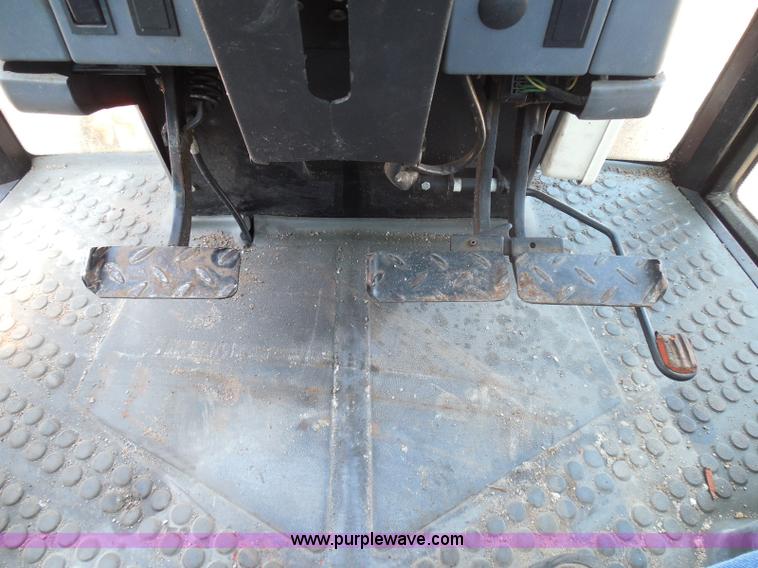 image for item E7948 1995 New Holland 6640 tractor