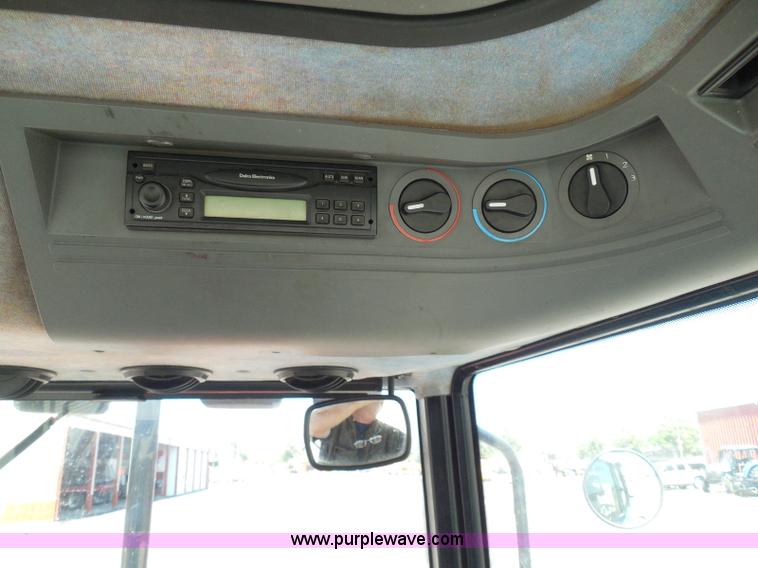 image for item E7948 1995 New Holland 6640 tractor