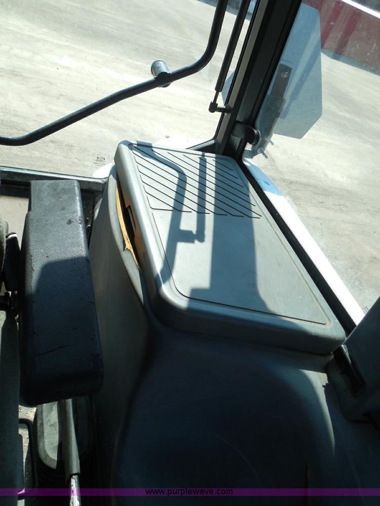 image for item E7948 1995 New Holland 6640 tractor