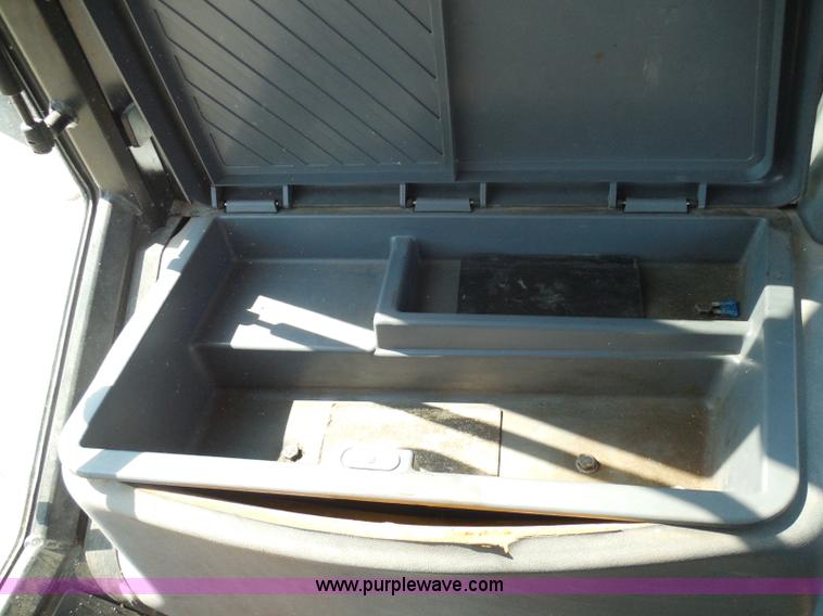 image for item E7948 1995 New Holland 6640 tractor