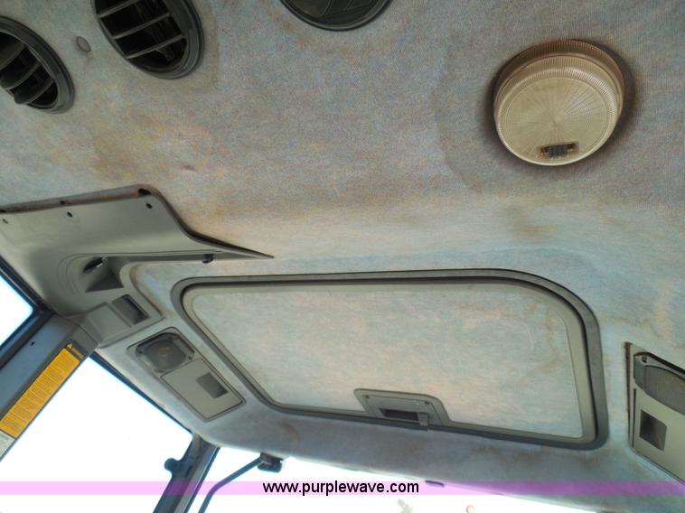 image for item E7948 1995 New Holland 6640 tractor