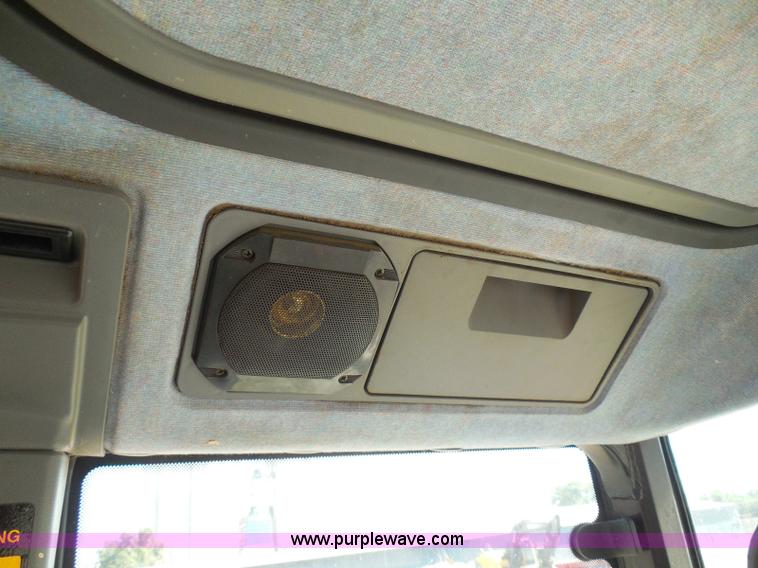 image for item E7948 1995 New Holland 6640 tractor