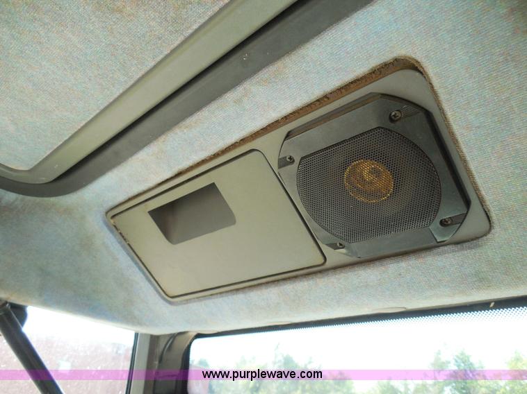 image for item E7948 1995 New Holland 6640 tractor