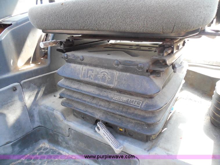 image for item E7948 1995 New Holland 6640 tractor