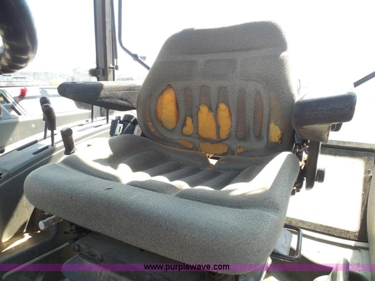 image for item E7948 1995 New Holland 6640 tractor