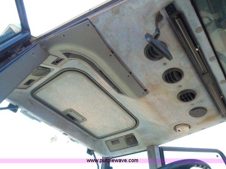 image for item E7948 1995 New Holland 6640 tractor