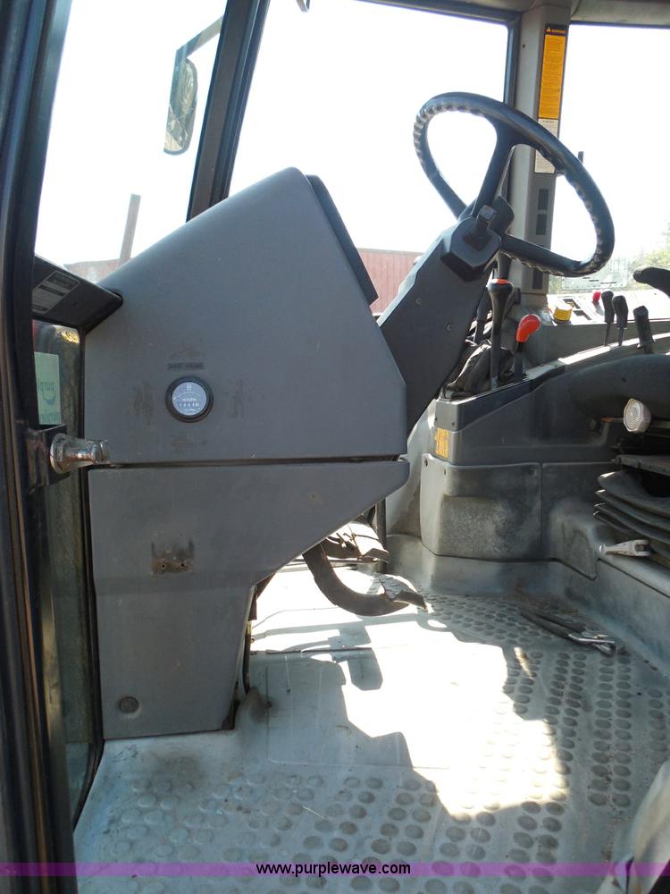 image for item E7949 1995 New Holland 6640 tractor