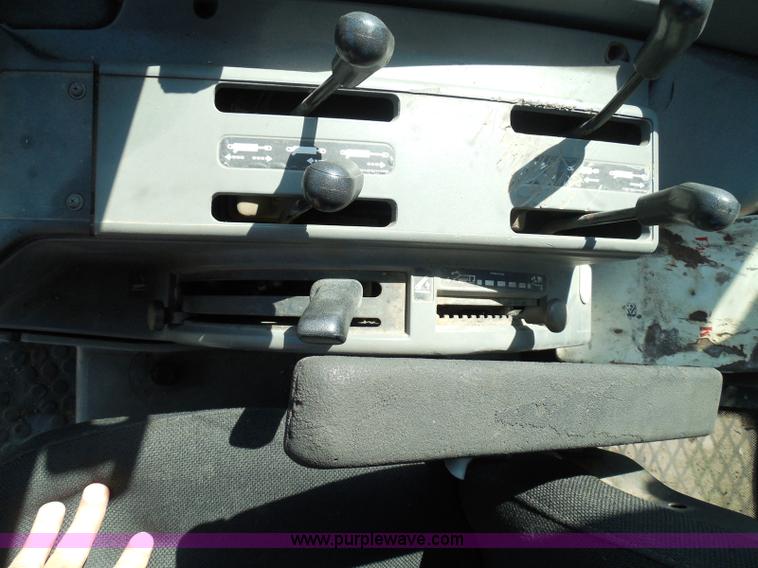 image for item E7949 1995 New Holland 6640 tractor