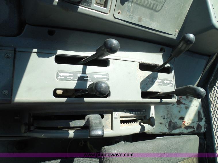 image for item E7949 1995 New Holland 6640 tractor