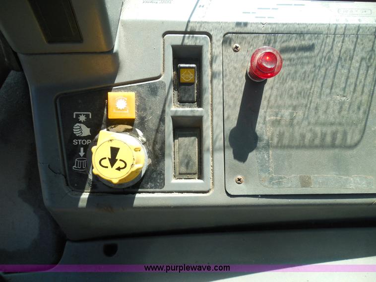 image for item E7949 1995 New Holland 6640 tractor