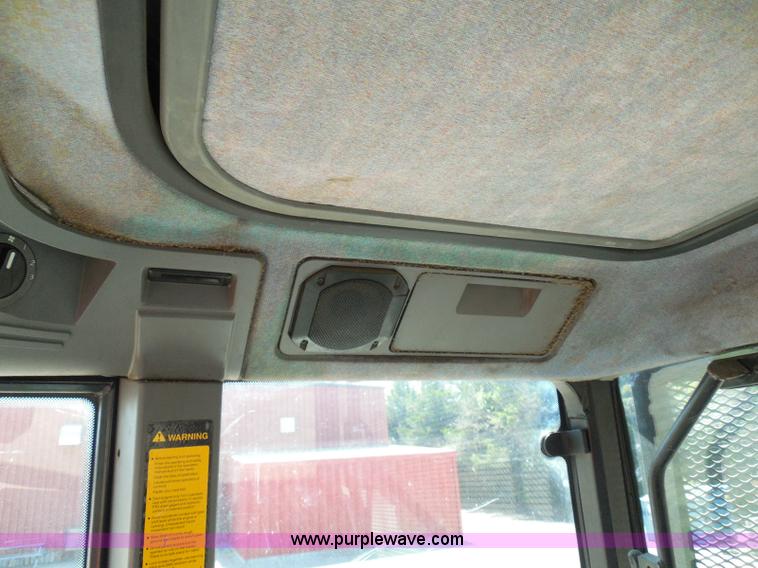 image for item E7949 1995 New Holland 6640 tractor