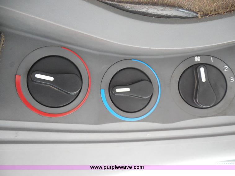 image for item E7949 1995 New Holland 6640 tractor