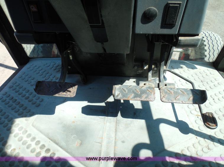 image for item E7949 1995 New Holland 6640 tractor