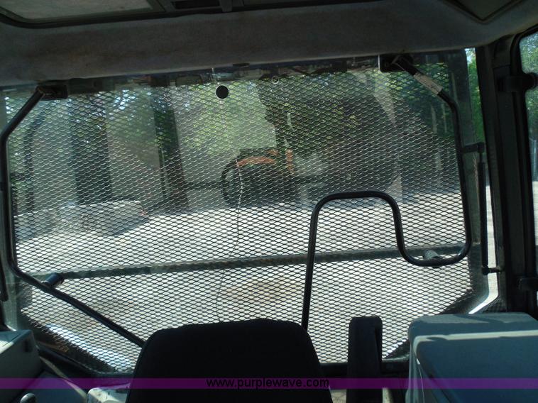 image for item E7949 1995 New Holland 6640 tractor