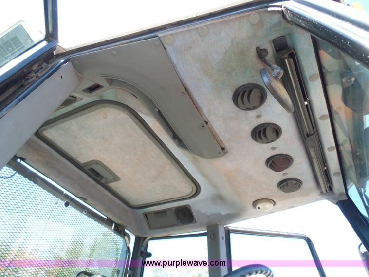 image for item E7949 1995 New Holland 6640 tractor