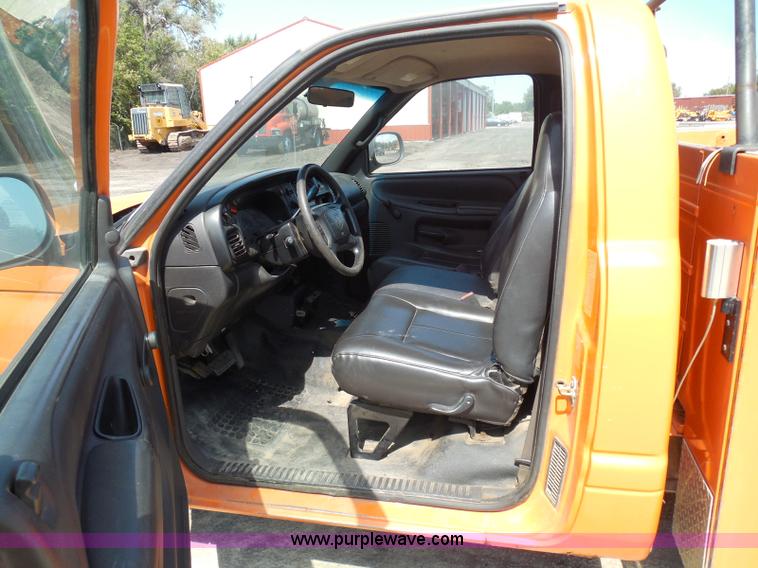 image for item E7954 2001 Dodge Ram 2500 utility truck