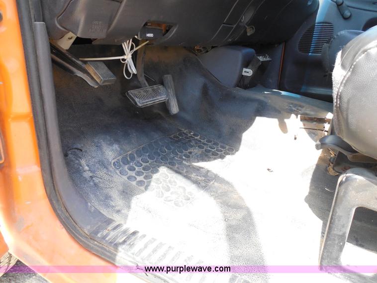 image for item E7954 2001 Dodge Ram 2500 utility truck