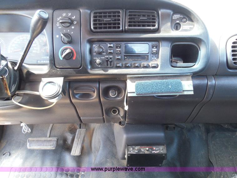 image for item E7954 2001 Dodge Ram 2500 utility truck