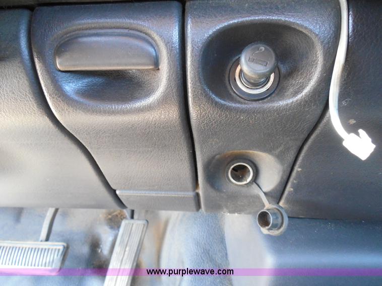 image for item E7954 2001 Dodge Ram 2500 utility truck