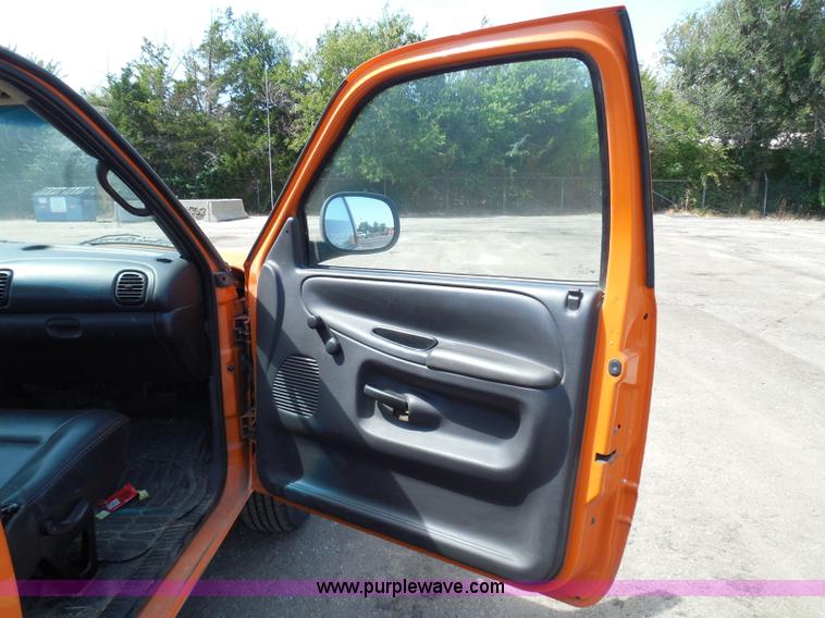 image for item E7954 2001 Dodge Ram 2500 utility truck