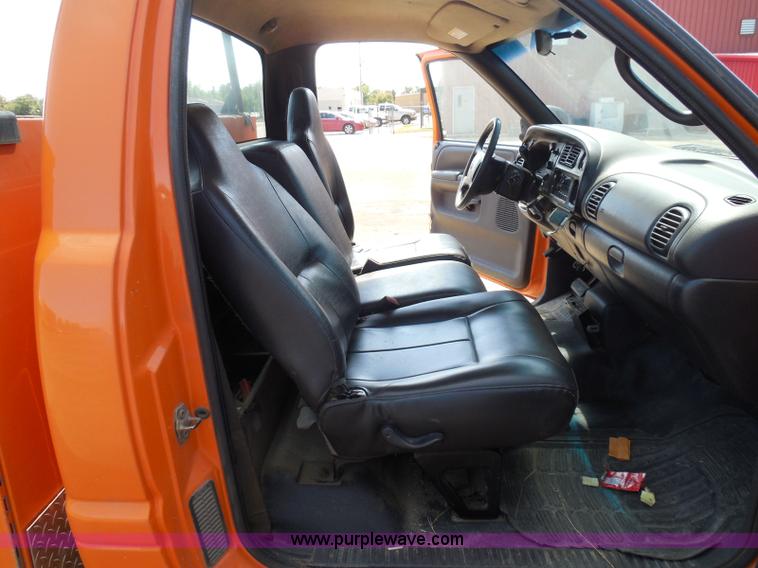 image for item E7954 2001 Dodge Ram 2500 utility truck