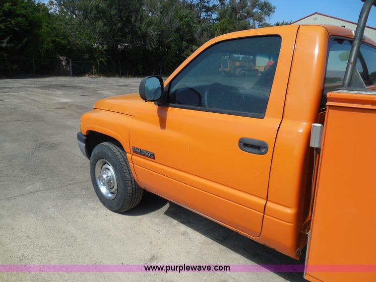 image for item E7954 2001 Dodge Ram 2500 utility truck