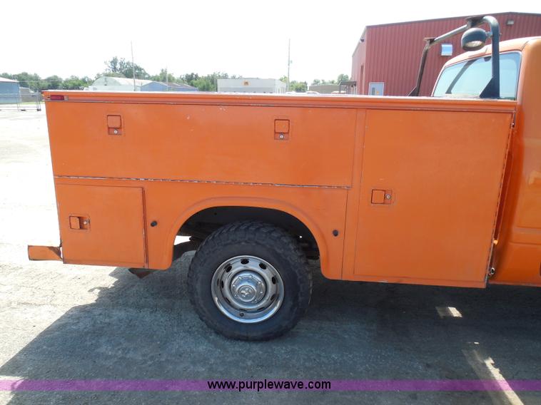 image for item E7954 2001 Dodge Ram 2500 utility truck