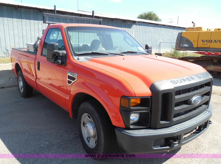 image for item E7955 2008 Ford F250 Super Duty XL pickup truck