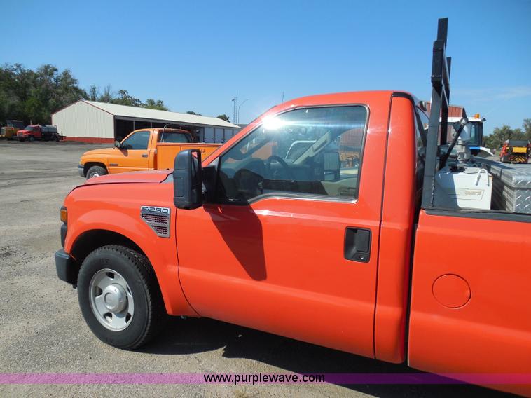 image for item E7955 2008 Ford F250 Super Duty XL pickup truck
