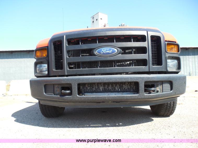 image for item E7955 2008 Ford F250 Super Duty XL pickup truck
