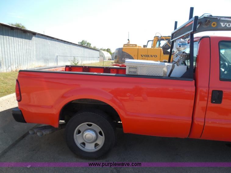 image for item E7955 2008 Ford F250 Super Duty XL pickup truck