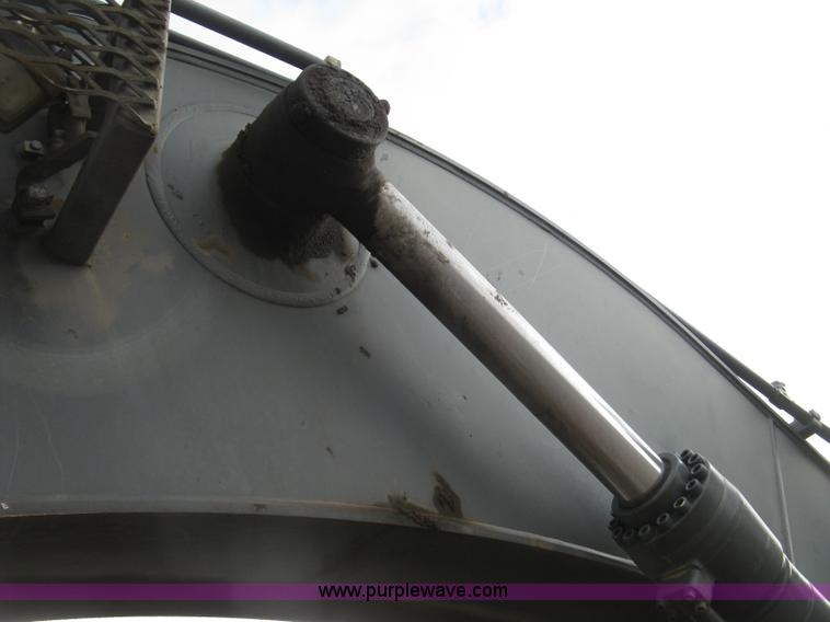 image for item E7957 2004 Volvo EC290B LC excavator