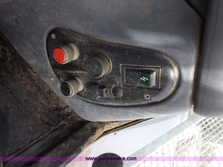 image for item H9104 2000 New Holland TS100 tractor