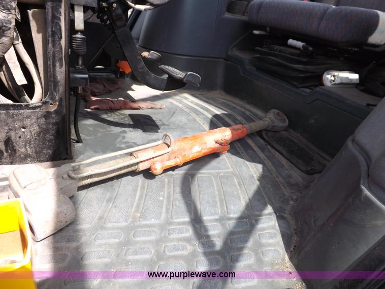 image for item H9104 2000 New Holland TS100 tractor