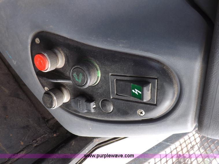 image for item H9110 2000 New Holland TS100 tractor