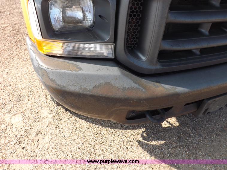 image for item H9114 2003 Ford F250 Super Duty XL pickup truck