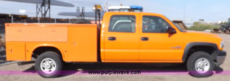 image for item H9115 2002 Chevrolet Silverado 2500HD utility truck