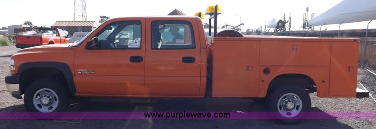 image for item H9115 2002 Chevrolet Silverado 2500HD utility truck