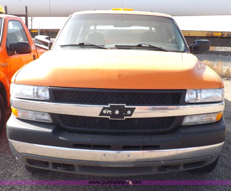 image for item H9115 2002 Chevrolet Silverado 2500HD utility truck
