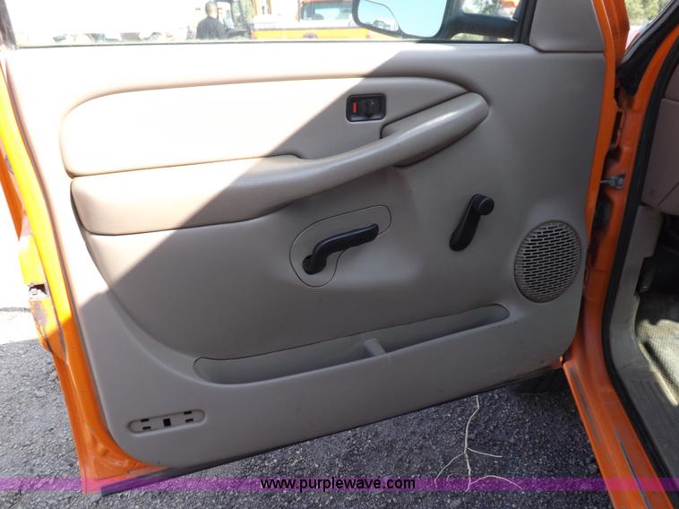 image for item H9115 2002 Chevrolet Silverado 2500HD utility truck