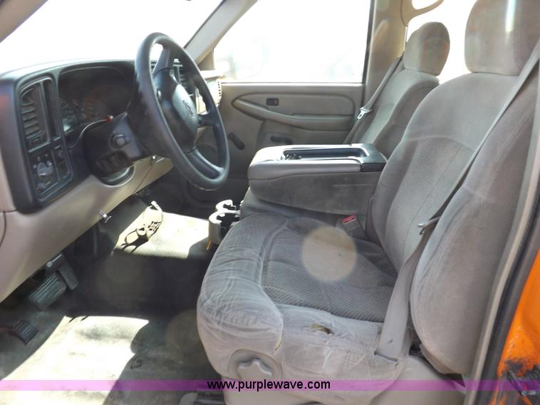 image for item H9115 2002 Chevrolet Silverado 2500HD utility truck