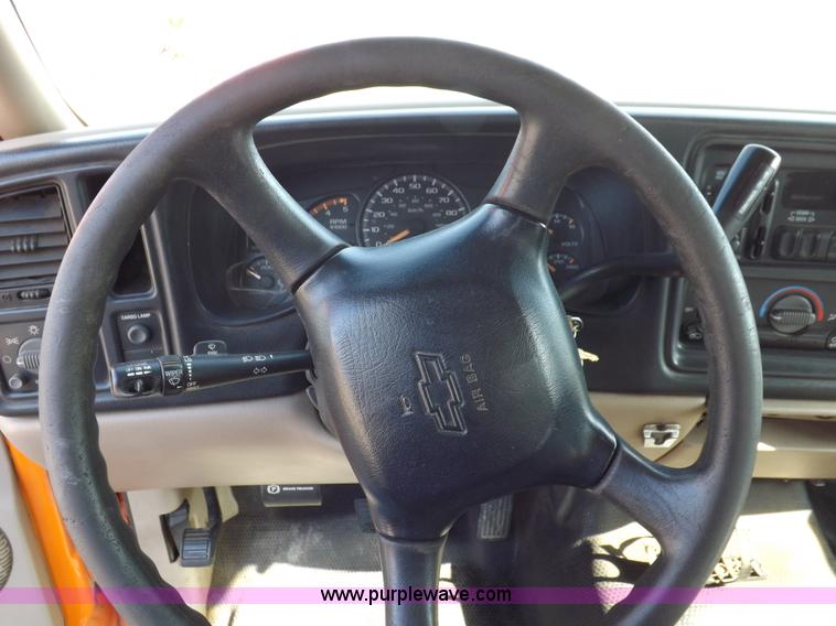 image for item H9115 2002 Chevrolet Silverado 2500HD utility truck