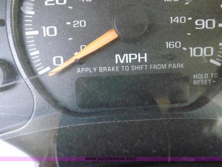 image for item H9115 2002 Chevrolet Silverado 2500HD utility truck