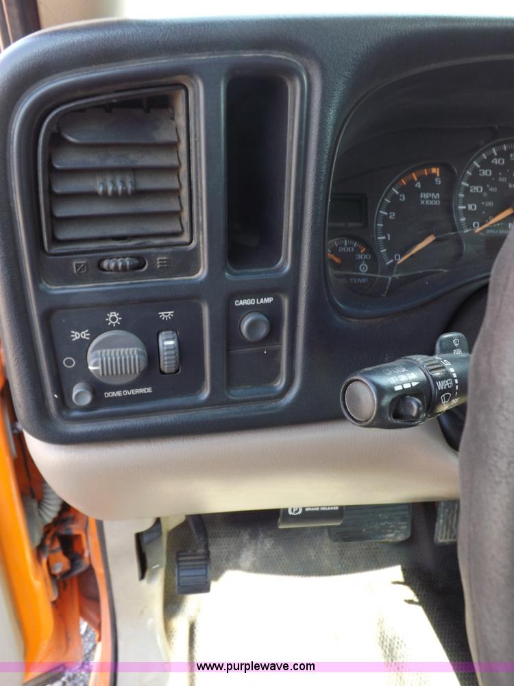 image for item H9115 2002 Chevrolet Silverado 2500HD utility truck