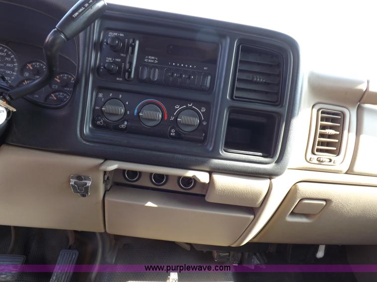 image for item H9115 2002 Chevrolet Silverado 2500HD utility truck