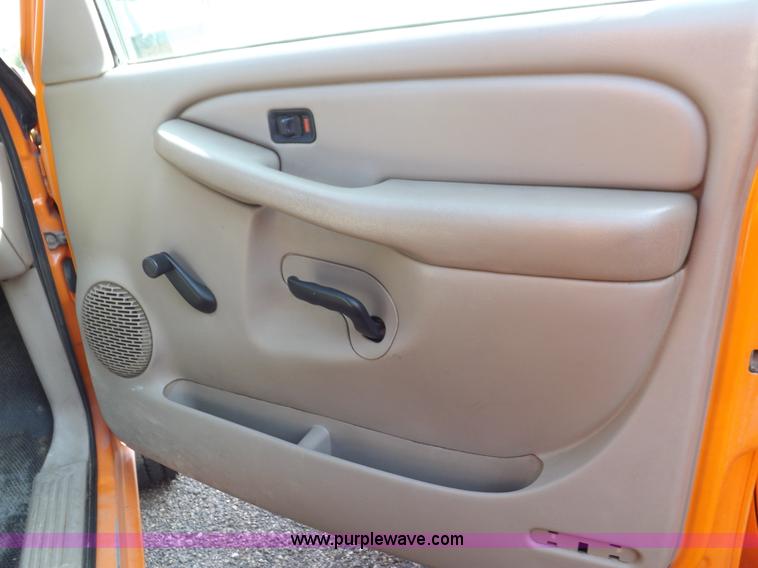 image for item H9115 2002 Chevrolet Silverado 2500HD utility truck