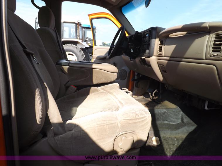 image for item H9115 2002 Chevrolet Silverado 2500HD utility truck