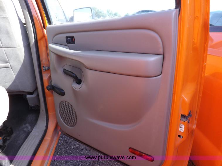 image for item H9115 2002 Chevrolet Silverado 2500HD utility truck