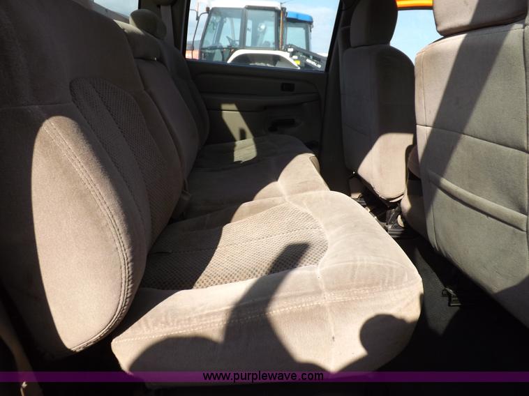 image for item H9115 2002 Chevrolet Silverado 2500HD utility truck