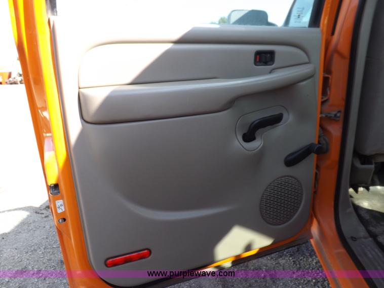 image for item H9115 2002 Chevrolet Silverado 2500HD utility truck